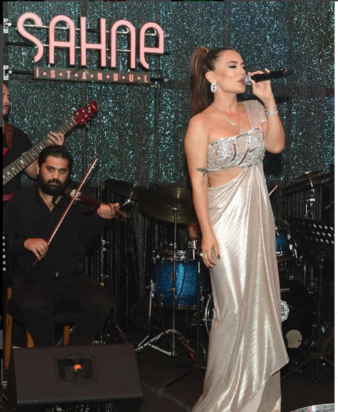 Demet Akalın dünyaca ünlü ismi taklit etti sosyal medyanın diline düştü! - Resim: 1