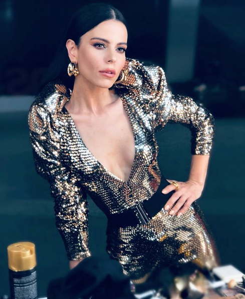 Konser kıyafeti olay olmuştu! Simge Sağın'ın bikinili pozları ise beğeni yağmuru altında - Resim: 1