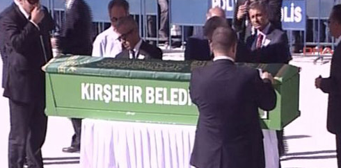 Cenazedeki büyük ayıp Twitter'ı yıktı - Resim: 1