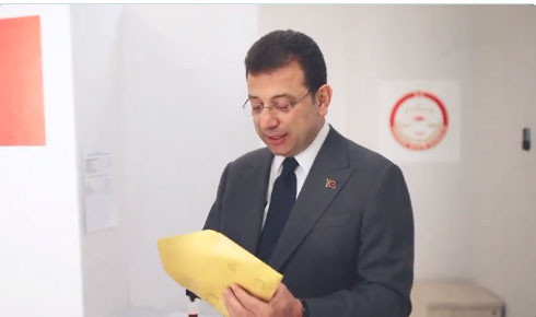 Ekrem İmamoğlu, oy kullanırken dikkat edilmesi gerekenleri uygulamalı olarak anlattı - Resim: 0