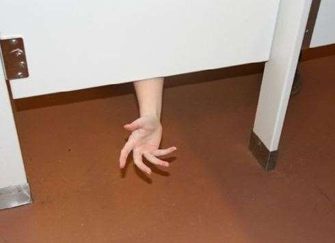 Umumi tuvaletler neden yarım kapı olur? - Resim: 4