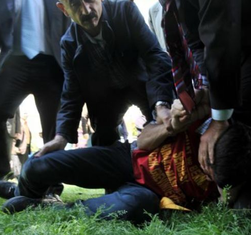 Öğrenciler yerlerde sürüklendi - Resim: 3