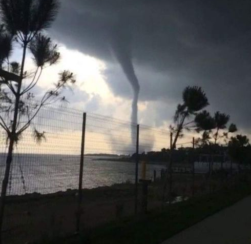 İstanbul'da hortum dehşeti! - Resim: 1