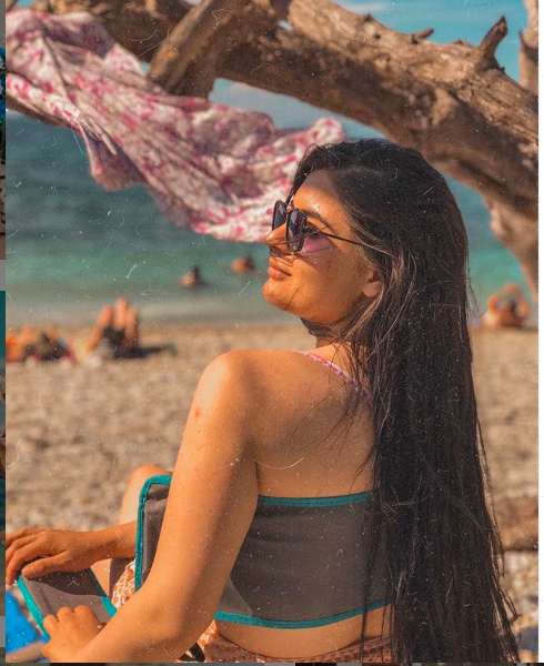 Hanife mini elbiseyle sallandı dekoltesine yorum yağdı - Resim: 3