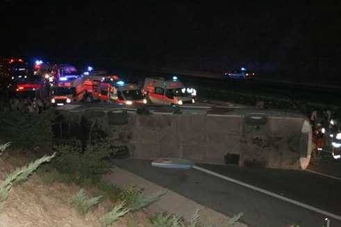 Bursa'da yolcu otobüsü devrildi - Resim: 1