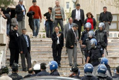 Baydemir polislerle kavga etti - Resim: 2