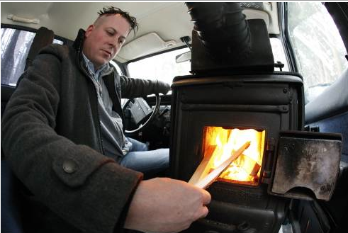 Arabasının içine odun sobası kurdu - Resim: 1