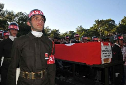 Şehit babasını Bakan Ergin ayakta tuttu - Resim: 4