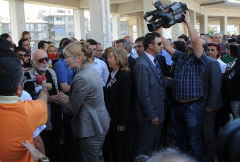 Eşinin cenazesine ring aracıyla getirildi - Resim: 3