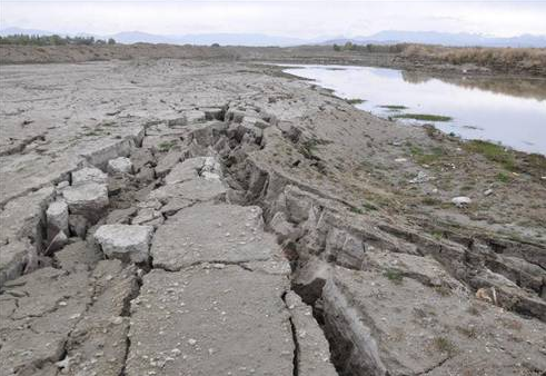 Van Gölü kıyısında korkunç yarıklar - Resim: 4