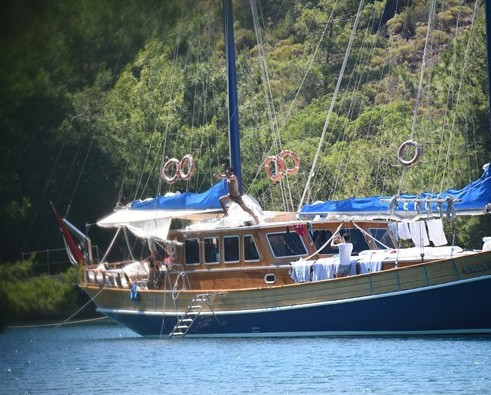 Sinem Kobal balayında! Teknede yaptığı harekete bakın - Resim: 3