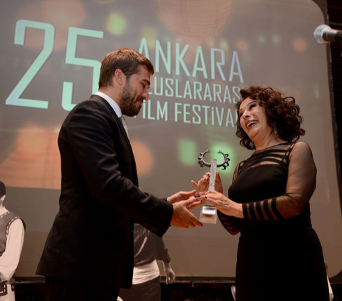 Ödülünü damadının elinden aldı - Resim: 2