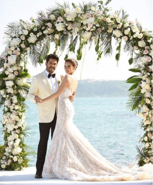 Fahriye Evcen'in gelinliği hakkında modacısı sonunda konuştu! - Resim: 4