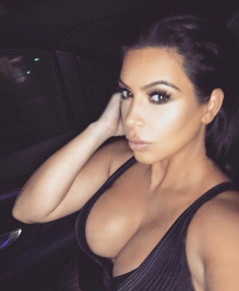 Kim Kardashian hamile mi? Uçakta yaptığı pes dedirtti! - Resim: 1