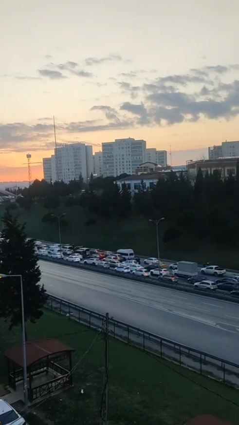 Esenyurt'ta herkesin gözü gönünde köprüden atladı o anlar böyle görüntülendi - Resim: 3