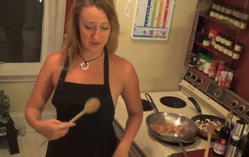 Çırılçıplak yemek pişirdi sebebi sizi çok şaşırtacak! - Resim: 2