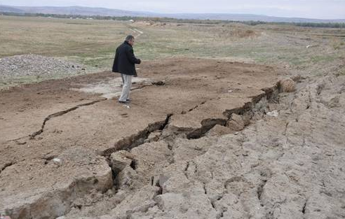 Van Gölü kıyısında korkunç yarıklar - Resim: 2