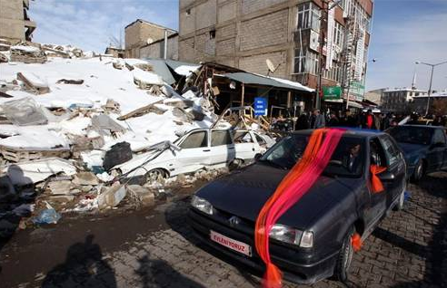 Deprem bölgesinde düğün sevinci - Resim: 2