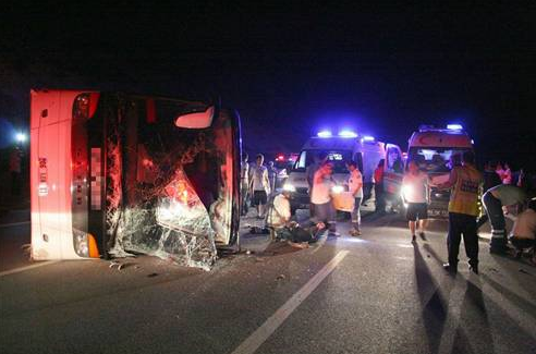 Bursa'da yolcu otobüsü devrildi - Resim: 2