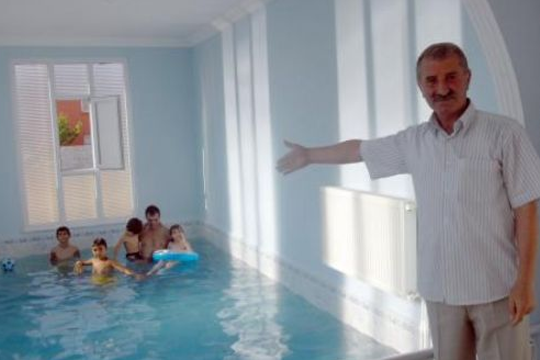 Evinin bir odasını havuz yaptı! - Resim: 3