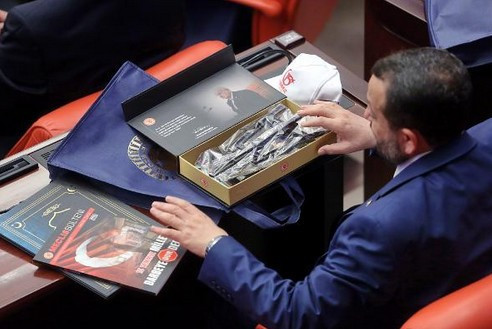 Meclis'te dağıtıldı vekillerin merakla incelediği kutudan ne çıktı? - Resim: 3