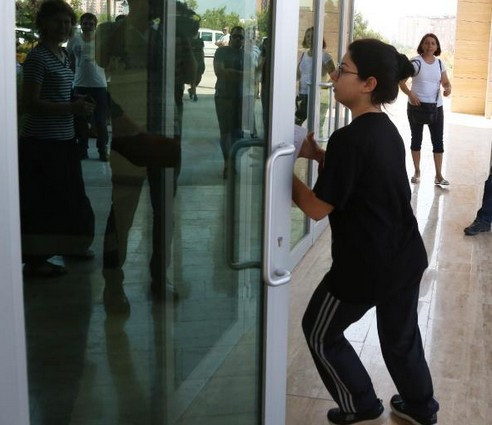 Herkes onun için yalvardı kapıyı saniye farkı ile açtırdı - Resim: 3