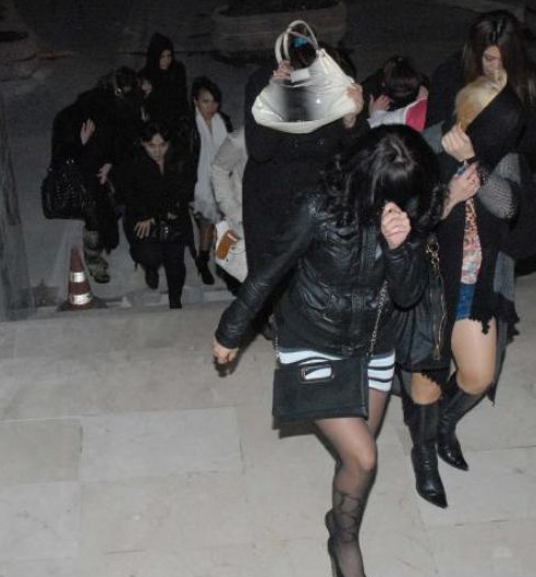 Fuhuş baskınında polisleri utandıran an - Resim: 3