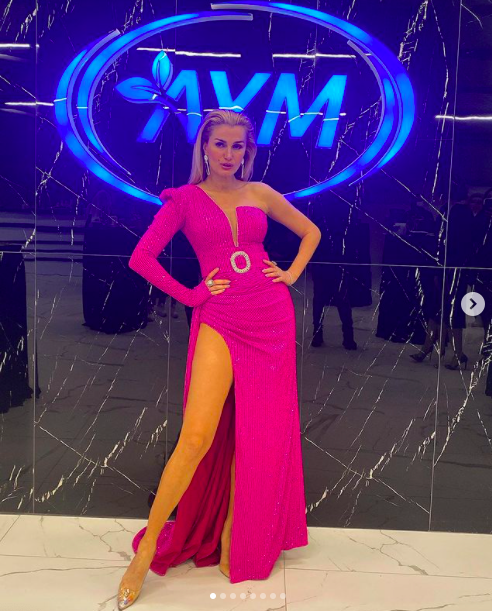 Tuğba Özay 'Sil Baştan' dedi kulak kanattı şarkısı sosyal medyayı uçurdu - Resim: 1