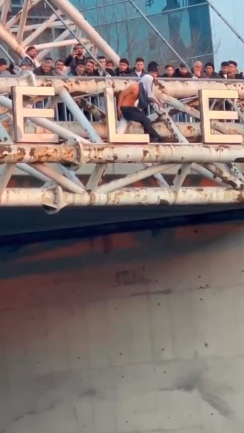 Esenyurt'ta herkesin gözü gönünde köprüden atladı o anlar böyle görüntülendi - Resim: 1