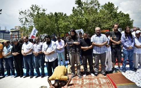 Gezi'de cuma namazı kılındı - Resim: 3