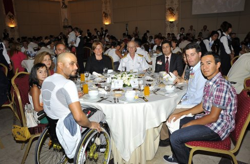 Necdet Özel'den Gaziler'e iftar - Resim: 4