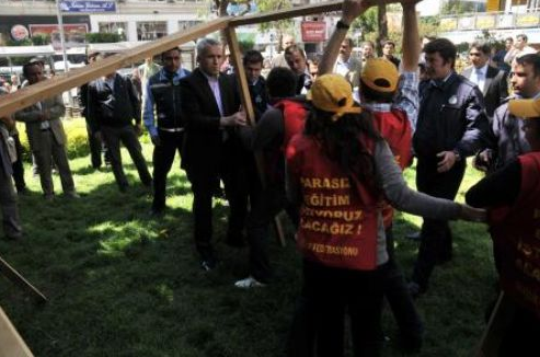 Öğrenciler yerlerde sürüklendi - Resim: 2