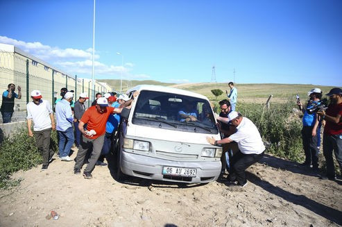 CHP'li vekiller çamura batan minibüsü kurtardı - Resim: 1