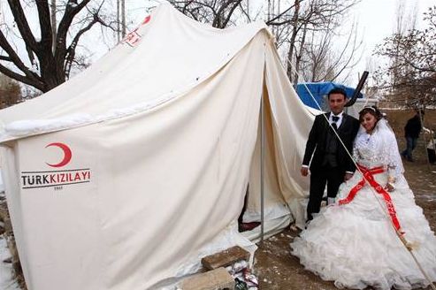 Deprem bölgesinde düğün sevinci - Resim: 1