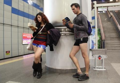 Yarı çıplaklar İstanbul metrosunda! - Resim: 1