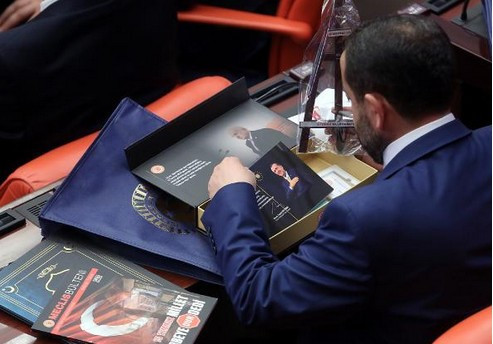 Meclis'te dağıtıldı vekillerin merakla incelediği kutudan ne çıktı? - Resim: 1