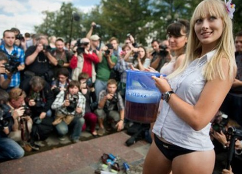 Kameraları görünce soyunmaya başladılar - Resim: 4