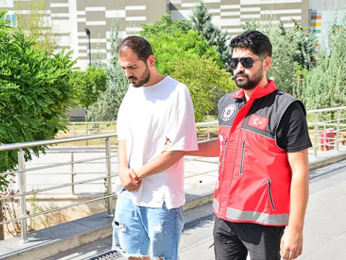 Kocatepe Camii'ndeki skandal çekim! Yönetmen ve model hakkında istenen ceza belli oldu - Resim: 0