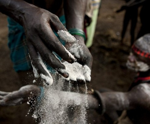 En ilkel kabile! 6 ay boyunca inek sütüyle beslenip... - Resim: 4