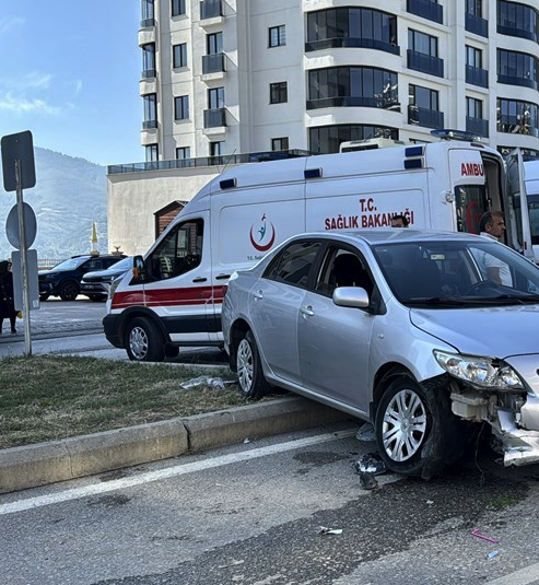 Samsun'da iki otomobilin çarpıştığı kazada 2 kişi yaralandı - Resim: 1