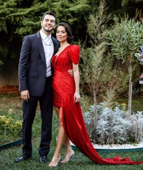 Evlilik yolunda ilk adımı attılar! İsmail Ege Şaşmaz, sevgilisi Hande Ünal nişanlandı - Resim: 4