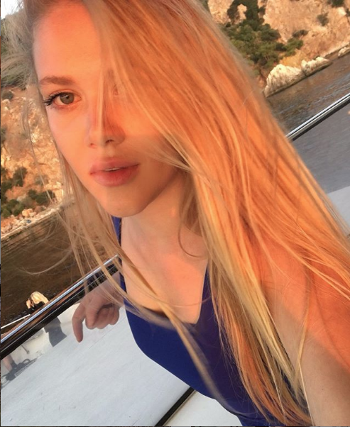 Serel Yereli dışarı çıkamayınca geceliğiyle cama çıktı yazdıkları şoke etti - Resim: 3