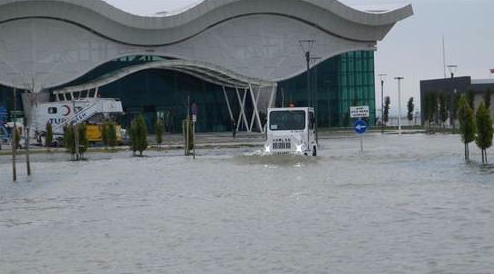 Havaalanı sular altında kaldı - Resim: 3