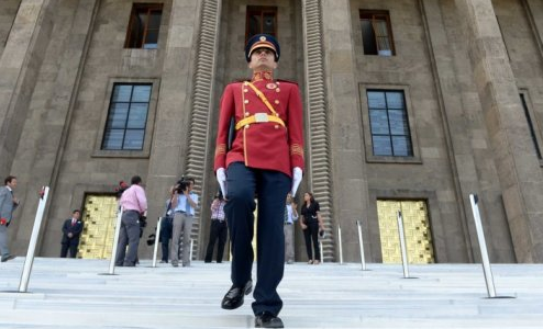 Meclis polislerin yeni kıyafetleri dikkat çekti - Resim: 1