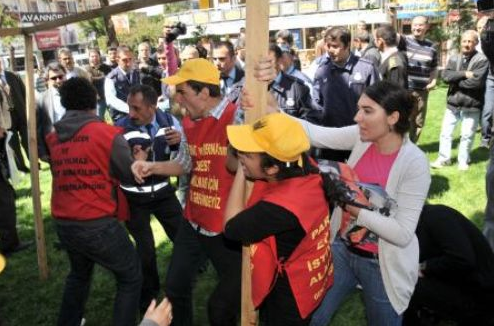 Öğrenciler yerlerde sürüklendi - Resim: 1