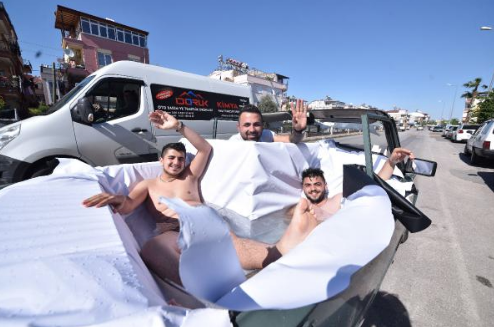 Otomobilin üstüne teras yapıp bagajında mangal yaktı! Korona onu durdurmuyor - Resim: 2