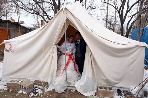 Deprem bölgesinde düğün sevinci - Resim: 3