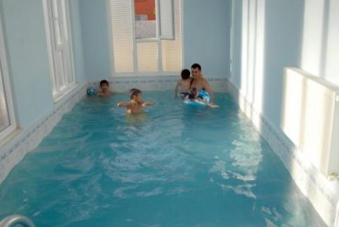 Evinin bir odasını havuz yaptı! - Resim: 1