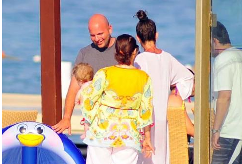 Kızıyla ilk kez görüntülendi - Resim: 3