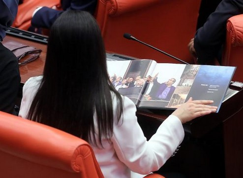 Meclis'te dağıtıldı vekillerin merakla incelediği kutudan ne çıktı? - Resim: 4